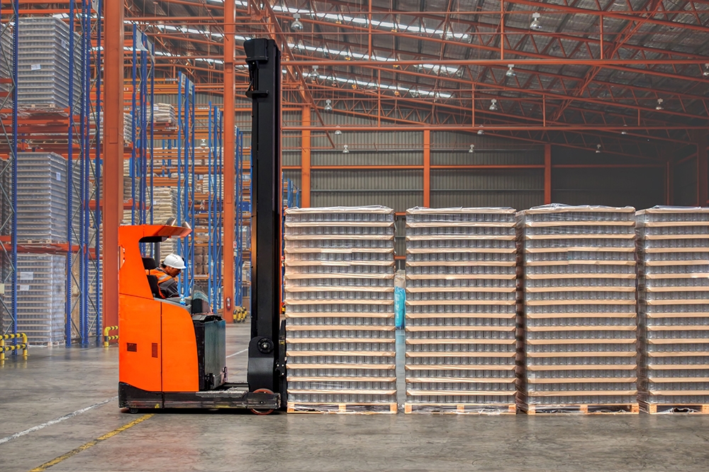 warehouse reach truck