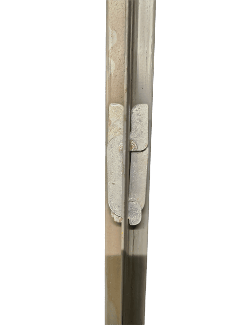 Side view of Metalware shelving post with clip